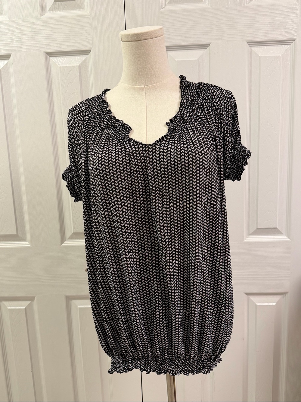 Isabella Rodriguez Black White Chevron Smocked Ruffle Sleeve Top Blouse XL